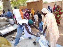 ソルガム（現地の主食穀物）を受け取る避難民の女性