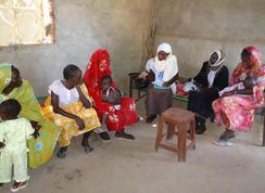 避難民女性へのインタビュー。右から3人目がJVCスタッフのイルアミン