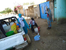 配布場所から離れた地区では、空き家に住む避難民を1軒1軒尋ねて配布を実施した