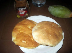 丸型のパン「ホブス」は主食だが、原材料の小麦は輸入に依存。価格は小麦の国際相場や為替レートの影響を受けやすい。  