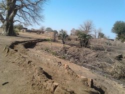 菜園に向かう長い水路。溜池の改修中に撮影したため、まだ水は流れていない