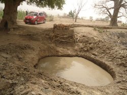 掘り直された溜池Aと、村人が作ったレンガ台。右奥に水路が伸びている