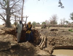 シャドゥーフを横側から見る。バケツを吊るして水汲みがしやすいように木材で足場が組まれている