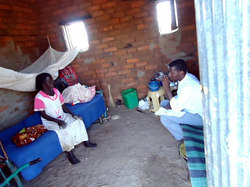 メディナさんの家にお邪魔するタイーブ（右）