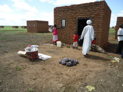 第1号の商店。右側のビニール袋に入っているのが炭