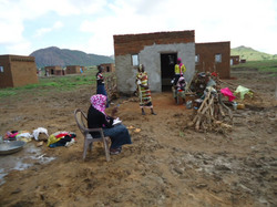 洗濯、炊事、おしゃべりが同時進行。左手前に座っているのはサラ