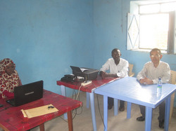 JVCカドグリ事務所。スタッフは左からサラ、アドラン、今井