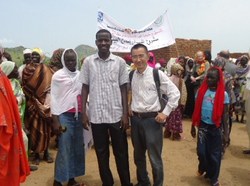 式典会場にて。JVCスタッフのタイーブと今井