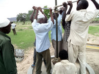 巨大スパナをパイプに引っかけて、上へ上へと持ち上げる