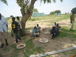 お昼ごはん。後ろに見えるのはトマ集落の小学校