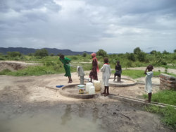水汲みをする子どもたち