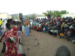 劇が終了した後の補足説明では、ポスターを手にした水道局の職員が、井戸の周辺を清潔に保つといった衛生面の大切さも訴えた（「巡業」最終日に撮影）