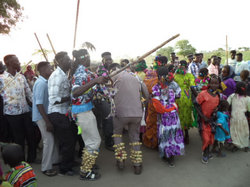 音楽が始まったら、みんな踊らずにはいられない...（「巡業」2日目に撮影）