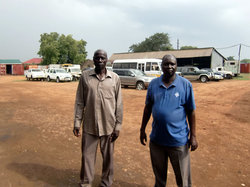 サイモン工場長（左）と部品調達担当ビタレさん（右）