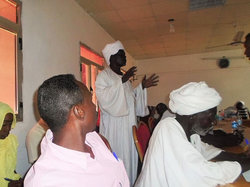 ジャラビーヤ姿の村長さん(写真中央）