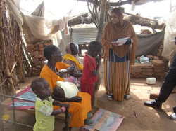 ザハラさんに入居許可証を渡すモナ