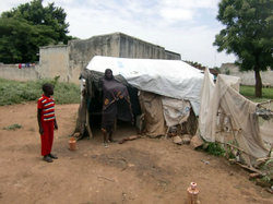 カドグリ市内の空地にある入居予定者の家（本文の登場人物とは関係ありません）