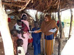 ジスマさんの家族に話を聞くモナ