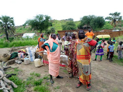 トラックを待つ人々。すでに解体したラクバの骨組みを持ってきている準備の良い人もいる（左側）