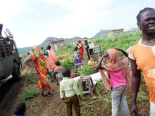 避難民住居に到着、積み下ろし