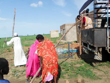 ラクバ用の材木を積み下ろす