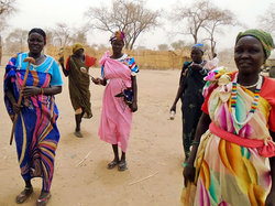 シルックの女性。国境を越えスーダンに逃れて難民となった人々をJVCの活動地、南コルドファン州にて撮影。