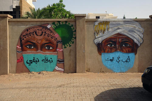 スーダンは多様な民族で構成されているため、マスクにはそれぞれの現地語で