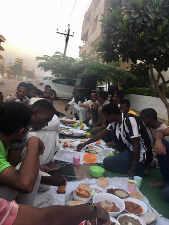 去年のラマダーンの様子。イフタール(断食明けの食事)はこのように道端で皆揃って食べるのがスーダンの文化。今年のラマダーンは4月25日から始まったが、やはり道端で食べている人たちを見かける