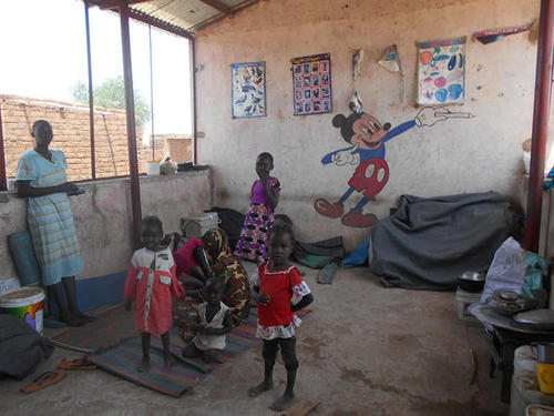 JVCが建設した幼稚園に避難する住民たち