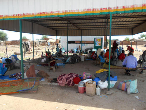 幼稚園、学校に収容しきれない人々はほとんど屋外に近い場所で避難生活を強いられている