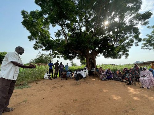 ティロ地区ではコミュニティ集落の中心にある大きな木の下で連携強化する会合がもたれた。