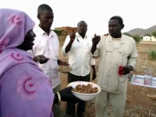 集会が終わった後、アシャさんが男性陣に手製のおやつをふるまってくれた