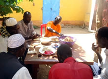 2012年9月のヤギ飼育法研修。ハスナさんが用意した昼食を楽しむ参加者。ハスナさんが写っている写真を探してみたが、見当たらなかった。