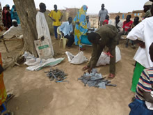 ムルタ地区での配布。手前左の農具が「ミンジ」右が「ジャラヤ」