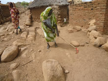 ケレンで家の脇の畑の掃除をしていた女性