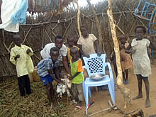 嫌がるヤギと、はいポーズ