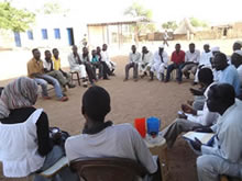 夕方の話し合いには多くの住民が集まった