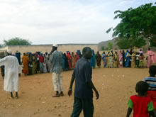 配布を待つ人々