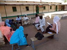 ムルタ南地区での話し合い。正面右が地区リーダーのジュマさん