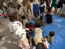 粉ミルクと石鹸（青い棒状のもの）を囲んで