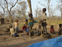 みんなで遊ぶのはキャンプの空き地
