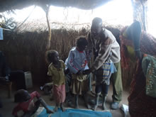 3服を着替えさせる筆者と子どもたち