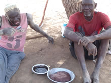 農作業の合間にソルガム粉を練った「アシーダ」を食べる（2011年にJVC活動地にて撮影）