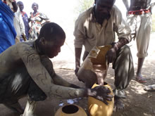 ソルガム酒。プラスチック容器全盛でも、ソルガム酒はひょうたんで飲む。（2011年にJVC活動地にて撮影）
