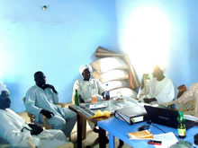 配布対象となる村のリーダーがJVC事務所で打ち合わせ