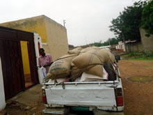 種子を積み込んで配布場所に出発