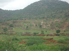 丘陵に抱かれて広がるトチャ集落