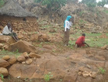 雑草取りをするバディヤさんの娘さんとJVCスタッフ