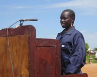 スピーチをするポニー