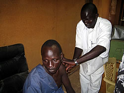 「はい、動かないで！」接種を受ける研修生ジョセフ